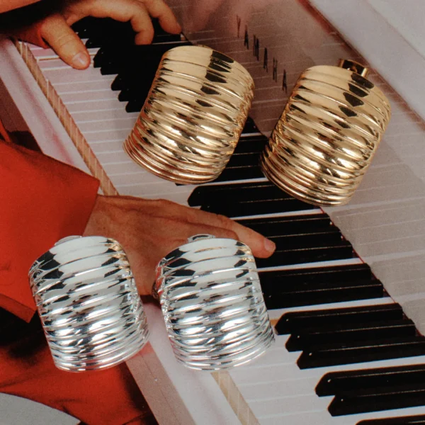 RIBBED HALF HOOP | gold