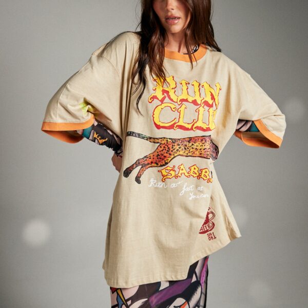 THE VERY OVERSIZED RUN CLUB TEE | sand