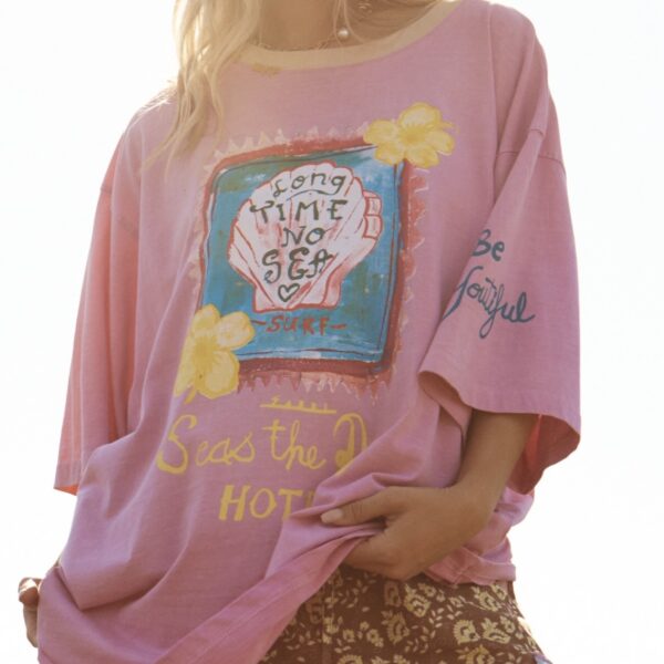 THE SEAS THE DAY HOTEL TEE | pink